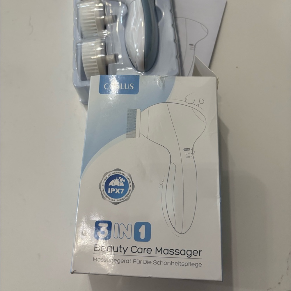 NWT Oculus 3-in-1 Beauty Care Massager - White and Blue